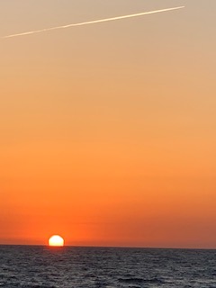 5月13日の夕陽と飛行機雲