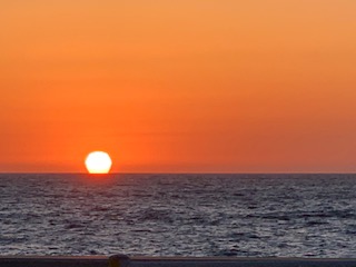 5月13日の夕陽と飛行機雲